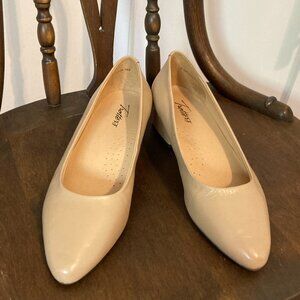 Trotters 8.5 Light Beige 1-in pumps (feel like sz 8)